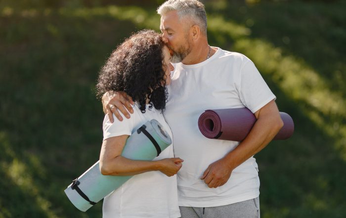 Pareja haciendo yoga