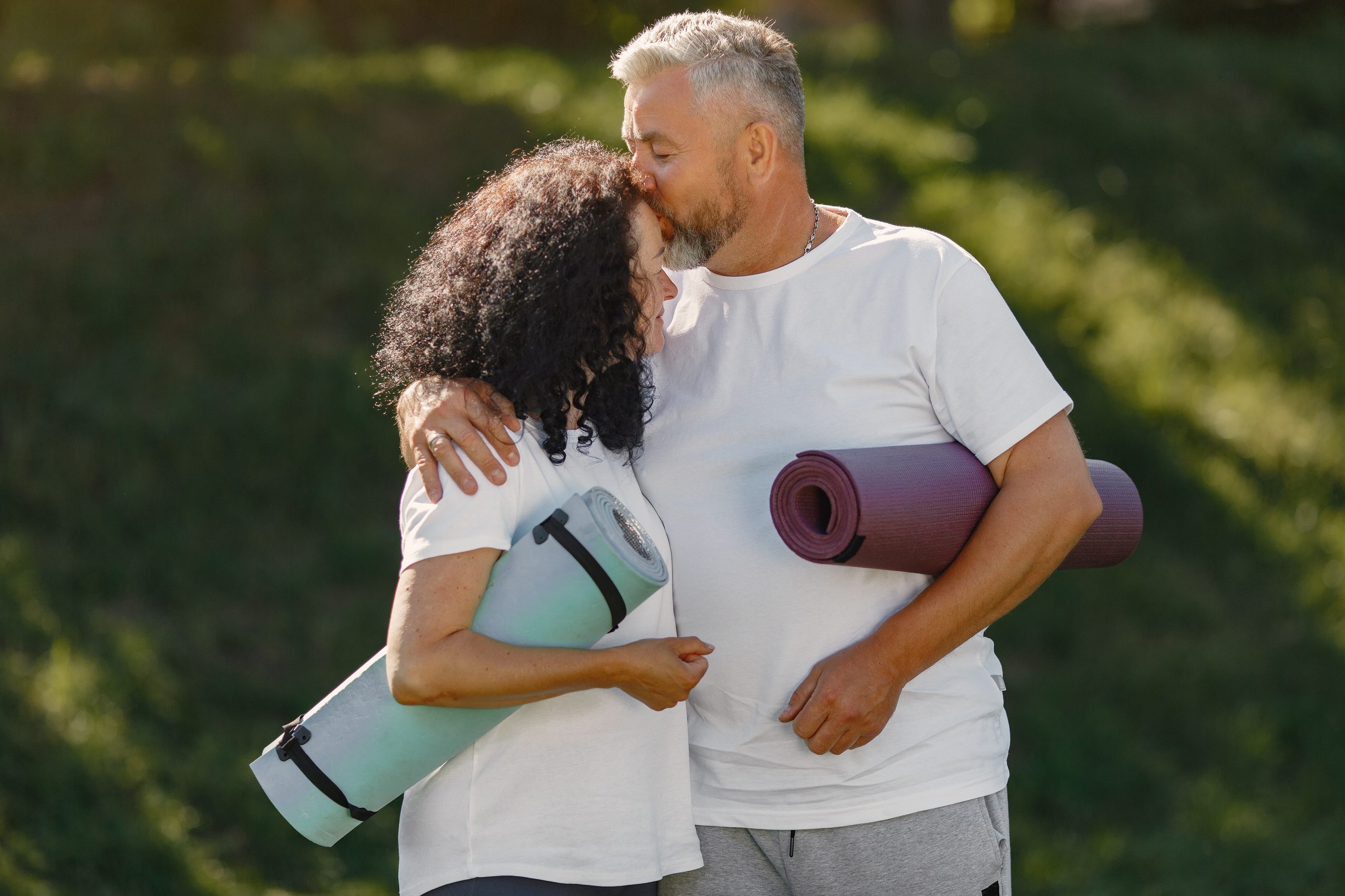 Pareja haciendo yoga