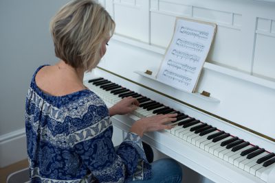 Toca un instrumento musical Mujer tocando piano