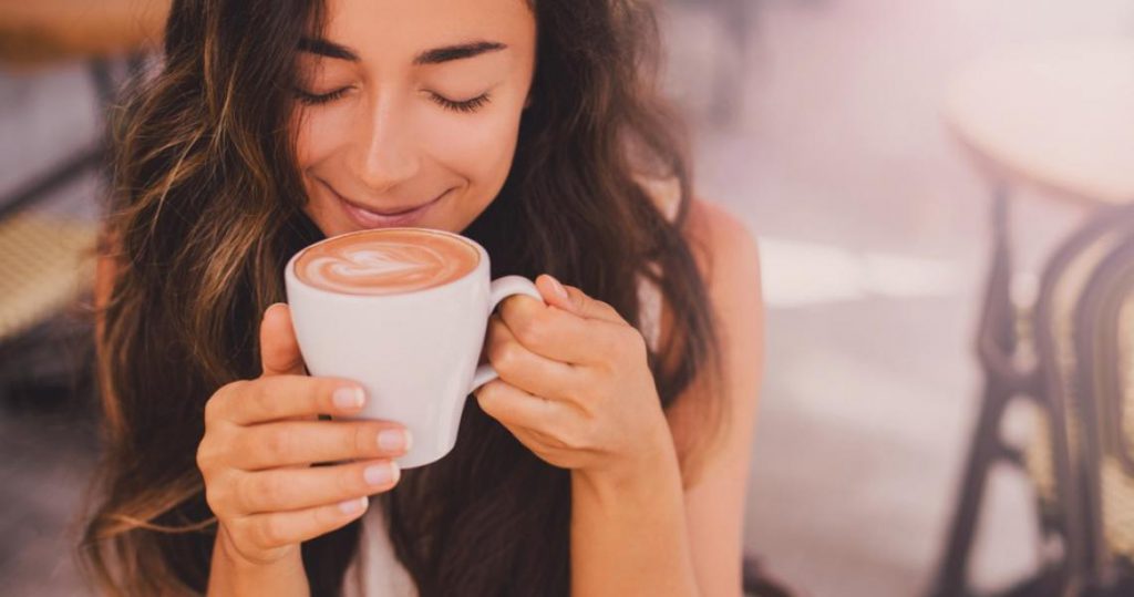 El efecto despertador del primer café de la mañana podría ser un placebo